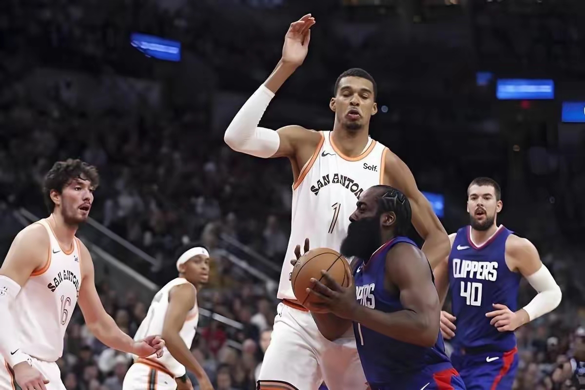 圣安东尼奥马刺发布备战花絮,今晚造点机会,欧篮联任务艰巨,纪律约束更严格的简单介绍 圣安东尼奥马刺发布备战花絮,今晚造点机会,欧篮联任务艰巨,纪律约束更严格的简单介绍