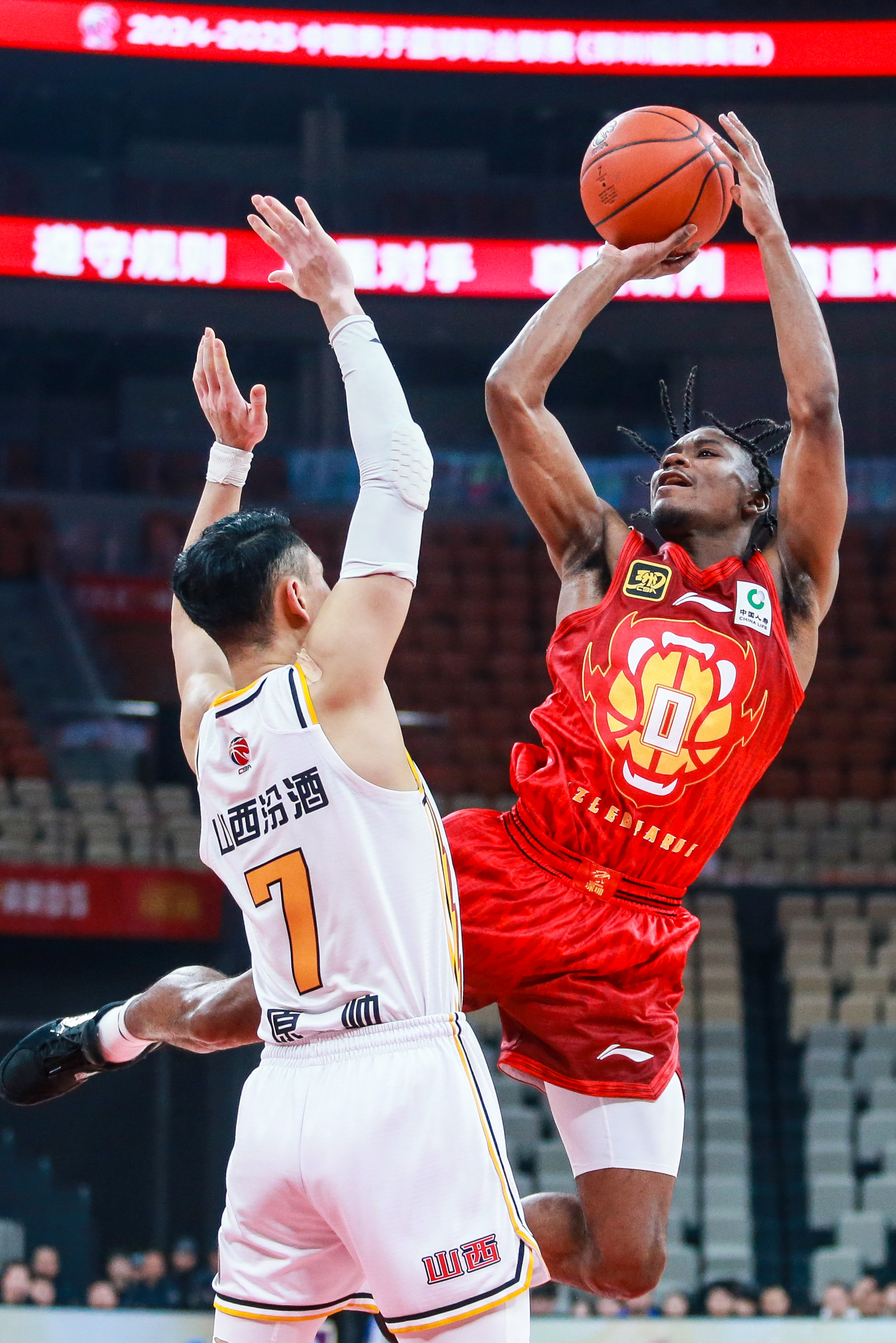 皇家马德里迎CBA常规赛关键赛；窗口期强势反弹；球迷炸锅；身体对抗强度拉满的简单介绍