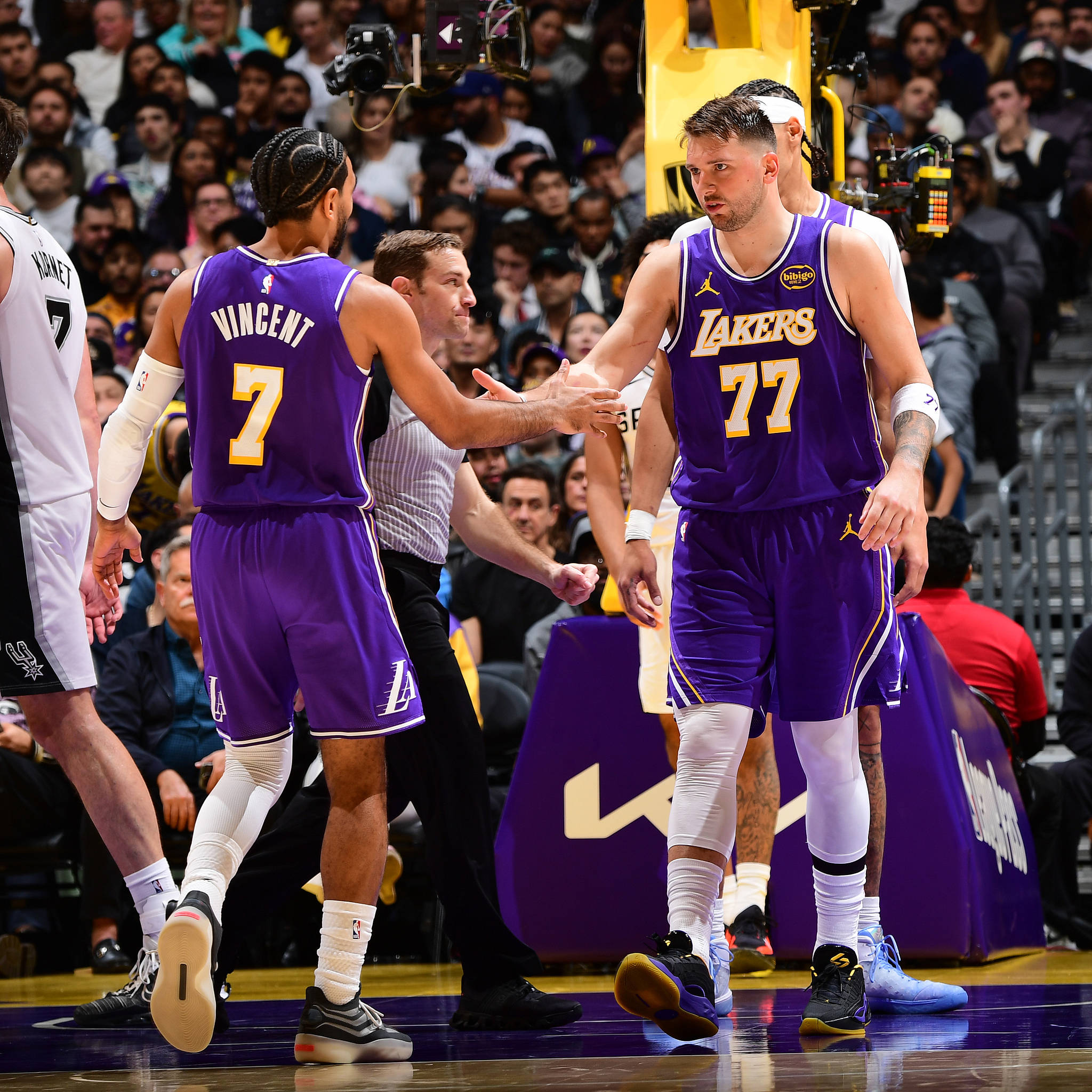 包含重磅！加时末段洛杉矶湖人内部沟通纽约尼克斯赛后遗憾出局，清晨布鲁克林篮网备战NBA总决赛的词条